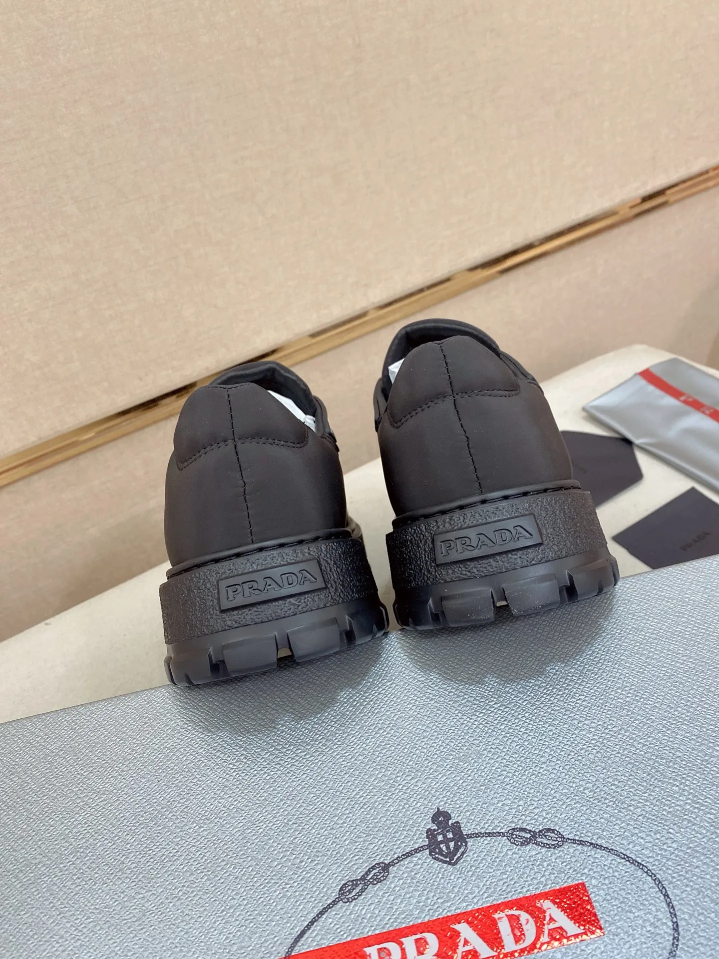 Factory price 580💰 ✔️✔️✔️High version High-quality new PRADA counters are on the market simultaneously, new men's shoes, 😘fabrics imported technological waterproof fabrics, made by pure handicrafts. Lining: Full cowhide lining. 👍🏿 High-end ☄️ air-cushion molded anti-slip rubber outsole, exquisite lines, simple and elegant, comfortable and high-end for leisure travel. Code number: 38 to 45